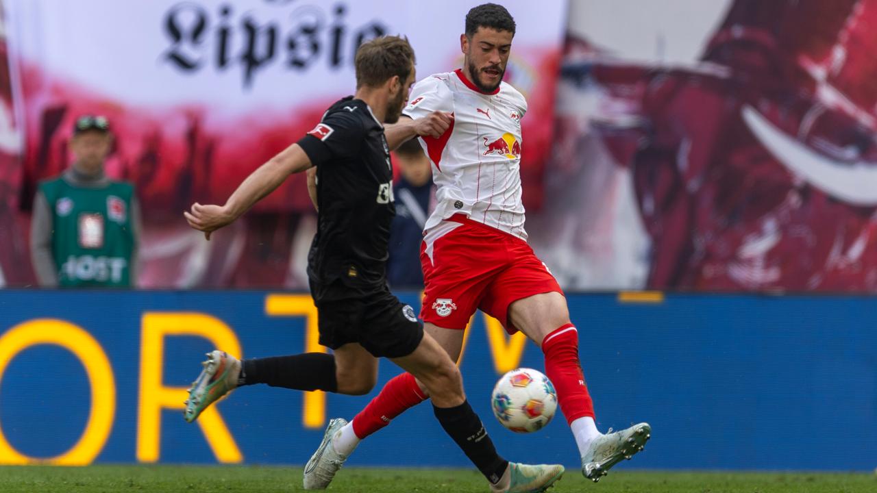 Zwei Fußballspieler kämpfen um den Ball.