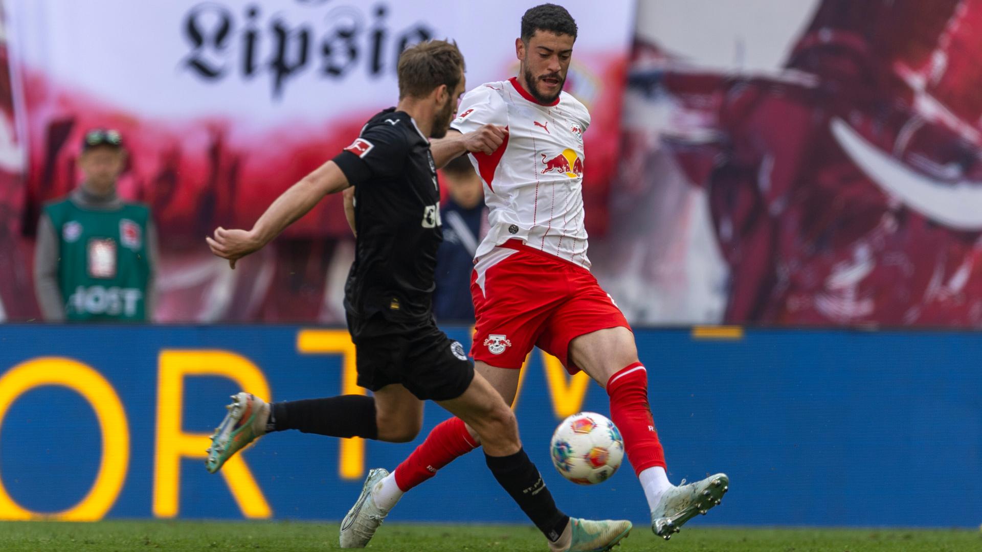 Zwei Fußballspieler kämpfen um den Ball.