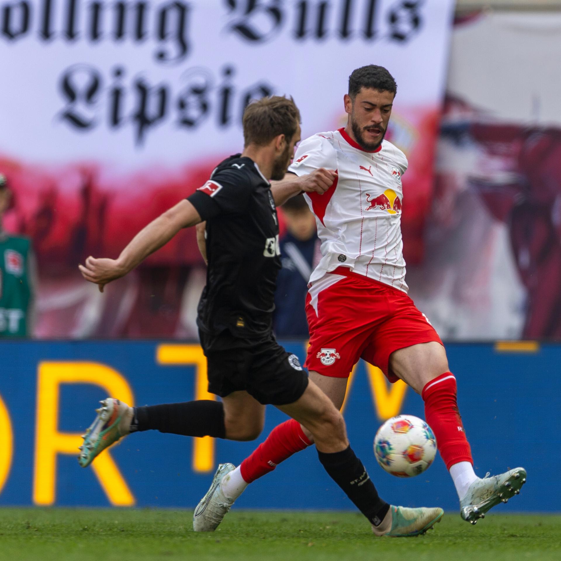 Fußball-Bundesliga - Bayern gewinnt in Wolfsburg, Leipzig schlägt St. Pauli, Leverkusen unterliegt Stuttgart