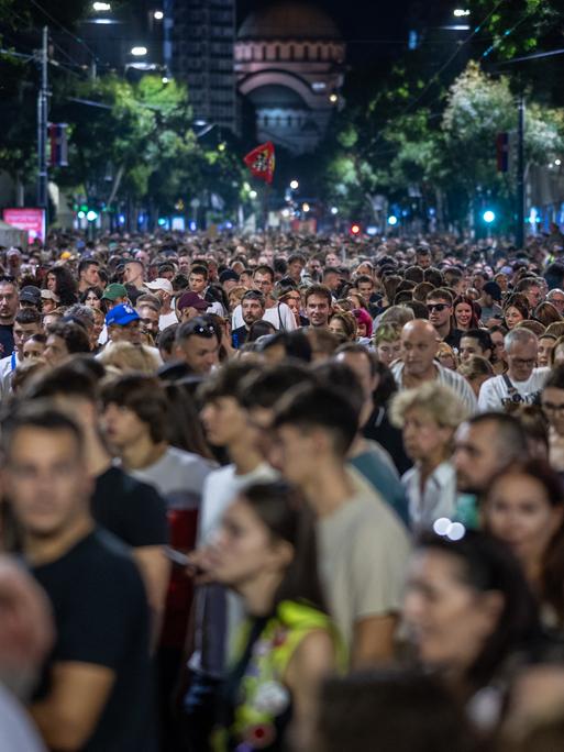 Tausende demonstrieren Anfang September 2025 schweigend in Belgrad