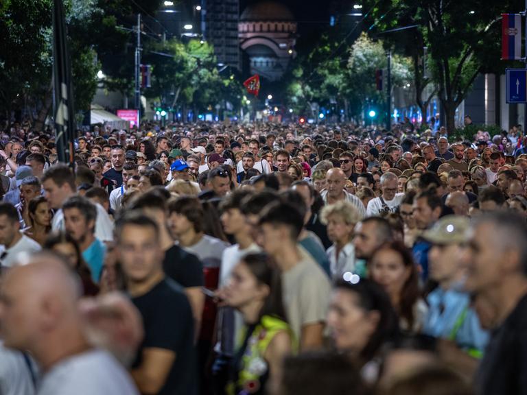 Tausende demonstrieren Anfang September 2025 schweigend in Belgrad