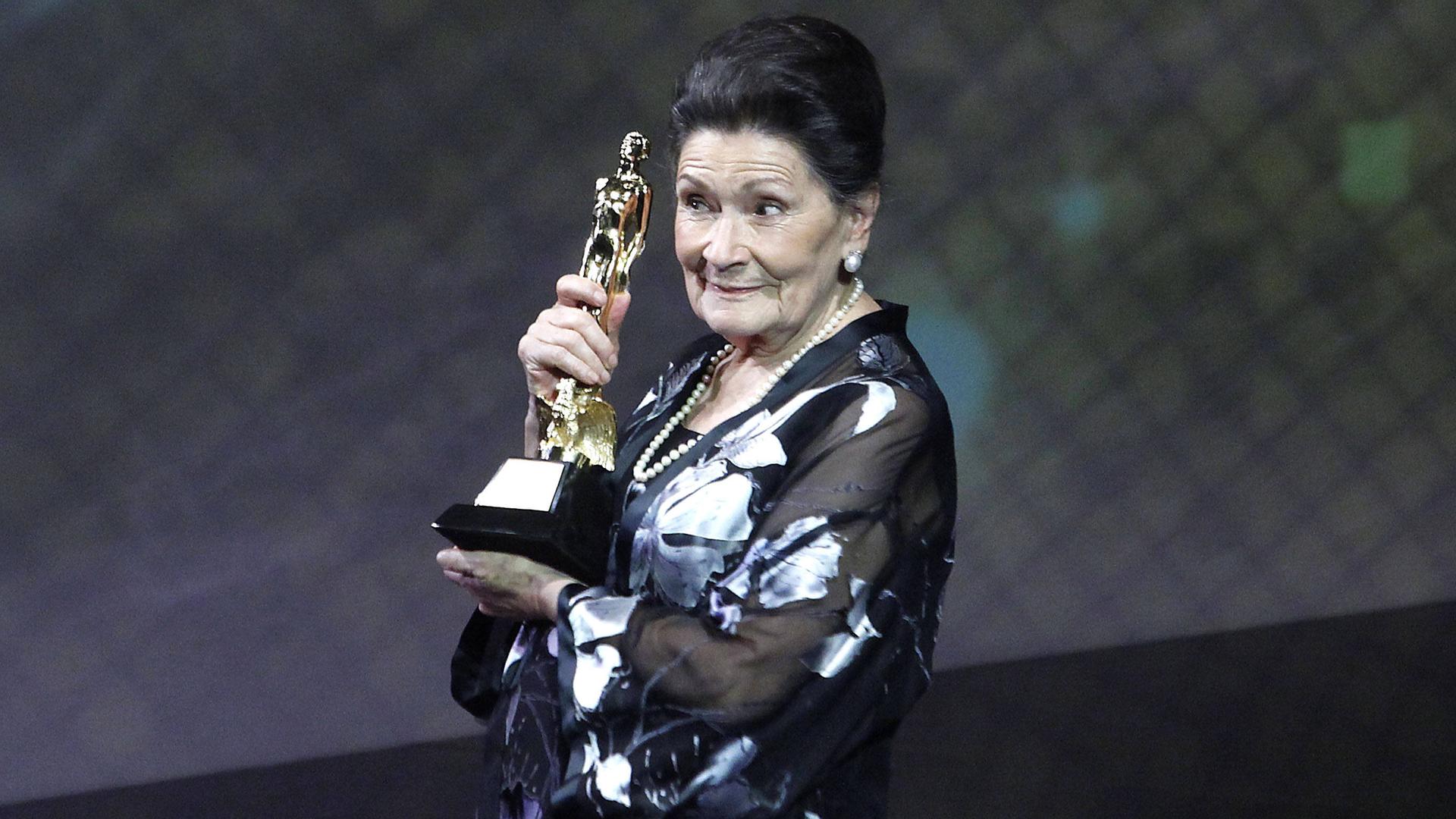 Ana Ofelia Murguía erhält 2011 den mexikanischen Ariel Award als beste Nebendarstellerin für "Las Poquianchis". Ana Ofelia Murguía erhält 2011 den mexikanischen Ariel Award als beste Nebendarstellerin für "Las Poquianchis".