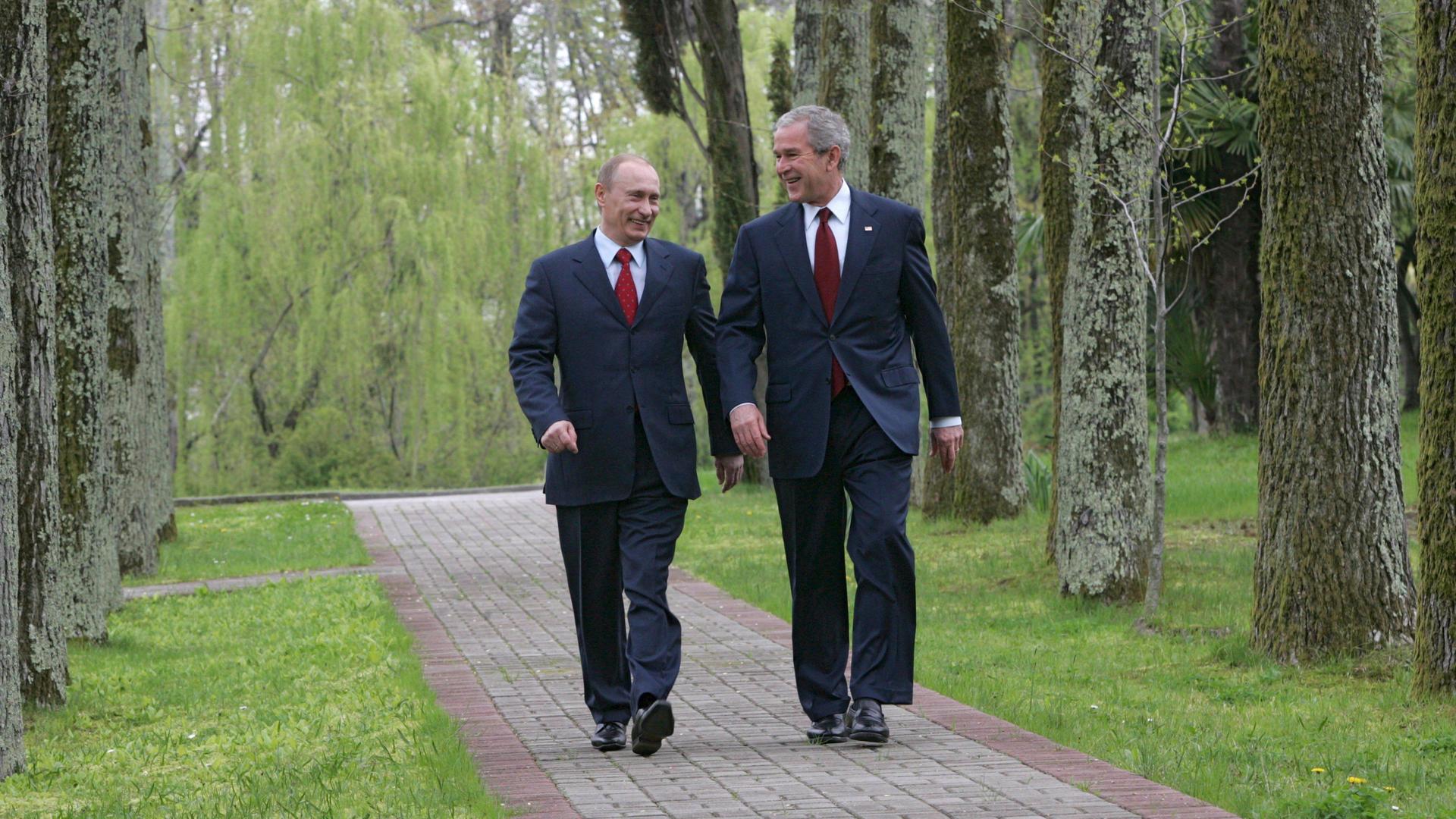 George W. Bush und Vladimir Putin in Sotschi, Russland, am 06.04.2008
