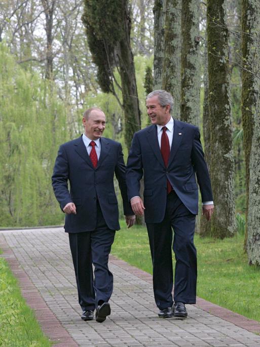 George W. Bush und Vladimir Putin in Sotschi, Russland, am 06.04.2008