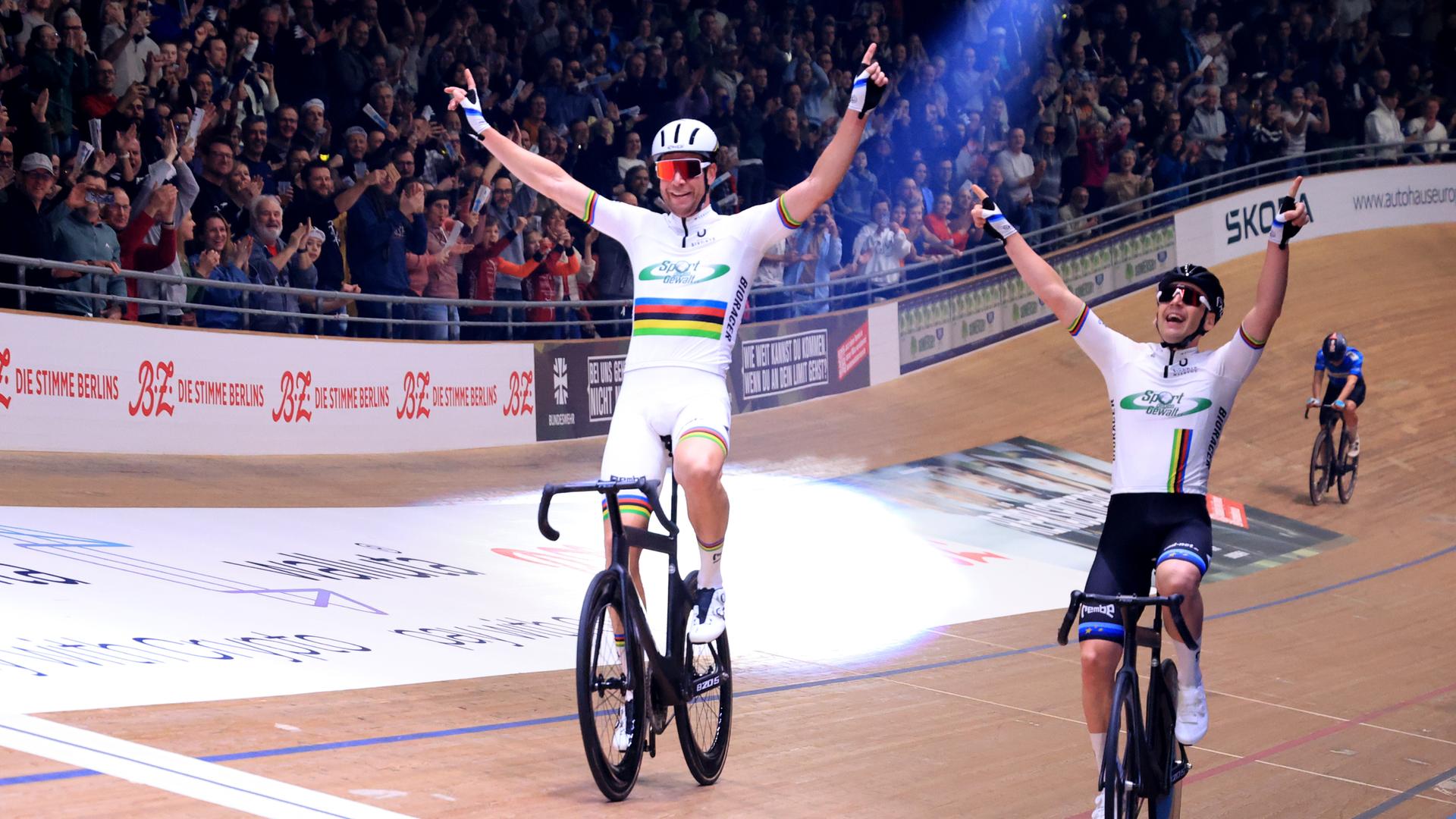 Die beiden Bahnradsportler Roger Kluge und Theo Reinhardt fahren freihändig durch die Halle in Berlin. 