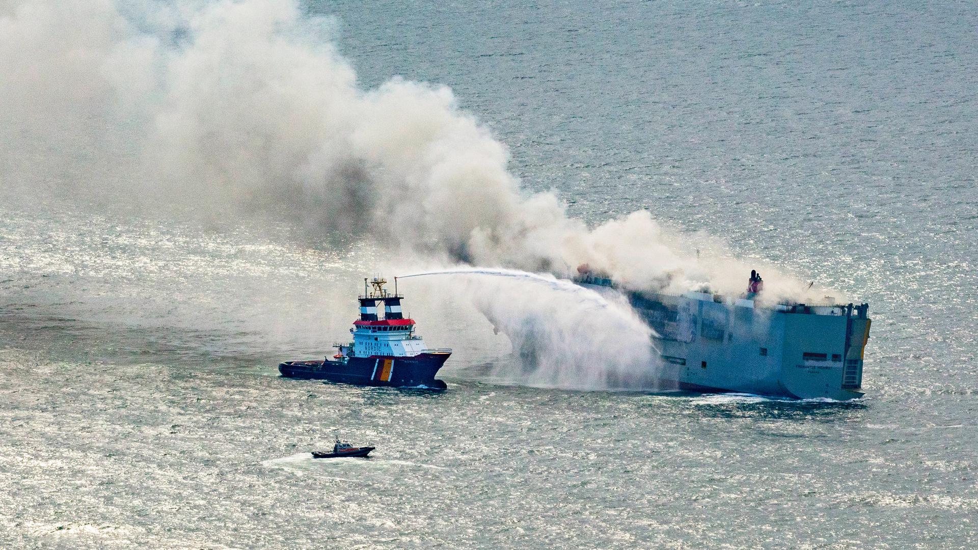 Eine Luftaufnahme zeigt den deutschen Notschlepper "Nordic" (l), der das Feuer auf dem brennenden Frachter "Freemantle Highway" in der Nordsee bekämpft. Eine Luftaufnahme zeigt den deutschen Notschlepper "Nordic" (l), der das Feuer auf dem brennenden Frachter "Freemantle Highway" in der Nordsee bekämpft.
