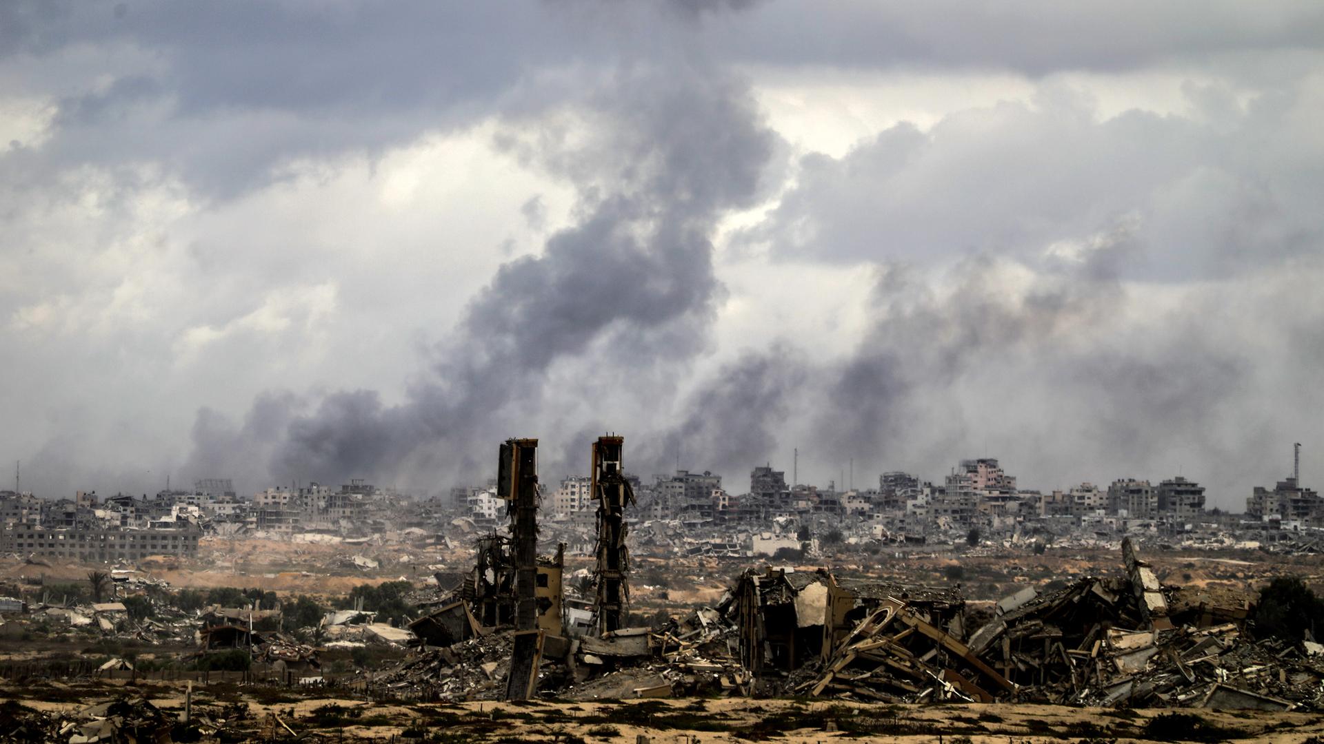 Rauch steigt nach einem israelischen Angriff über einem Teil des Gazastreifens am 9. Oktober 2025 auf Rauch steigt nach einem israelischen Angriff über einem Teil des Gazastreifens am 9. Oktober 2025 auf
