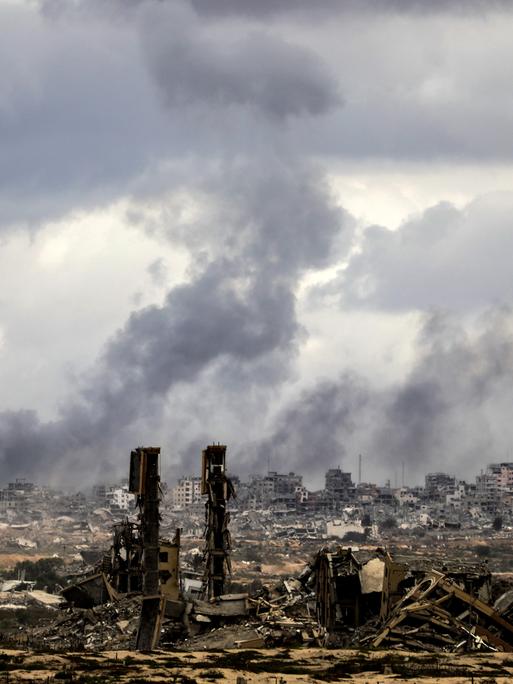 Rauch steigt nach einem israelischen Angriff über einem Teil des Gazastreifens am 9. Oktober 2025 auf 