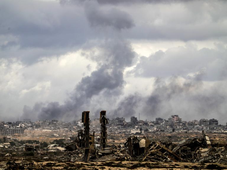 Rauch steigt nach einem israelischen Angriff über einem Teil des Gazastreifens am 9. Oktober 2025 auf 