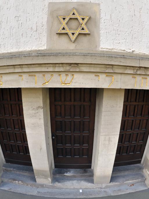 Das Portal der Neuen Synagoge in Erfurt, die 1952 geweiht wurde.