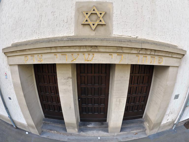 Das Portal der Neuen Synagoge in Erfurt, die 1952 geweiht wurde.
