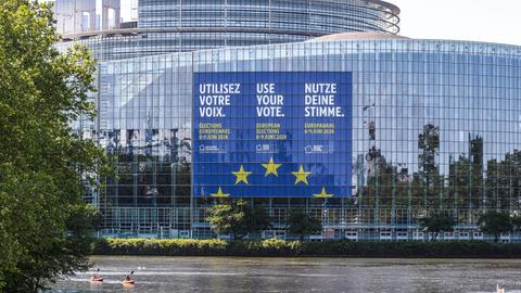 Zu sehen ist ein Transparent an der Aussenfassade des Europaparlaments in Strassburg vor der Europawahl im Juni. In verschiedenen Sprachen ist zu lesen "Nutze deine Stimme!"