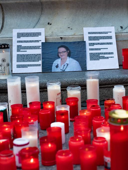 Blumen und brennende Kerzen liegen bei einer Gedenkstätte in Linz zum Gedenken an die oberösterreichische Ärztin Lisa-Maria Kellermayr.