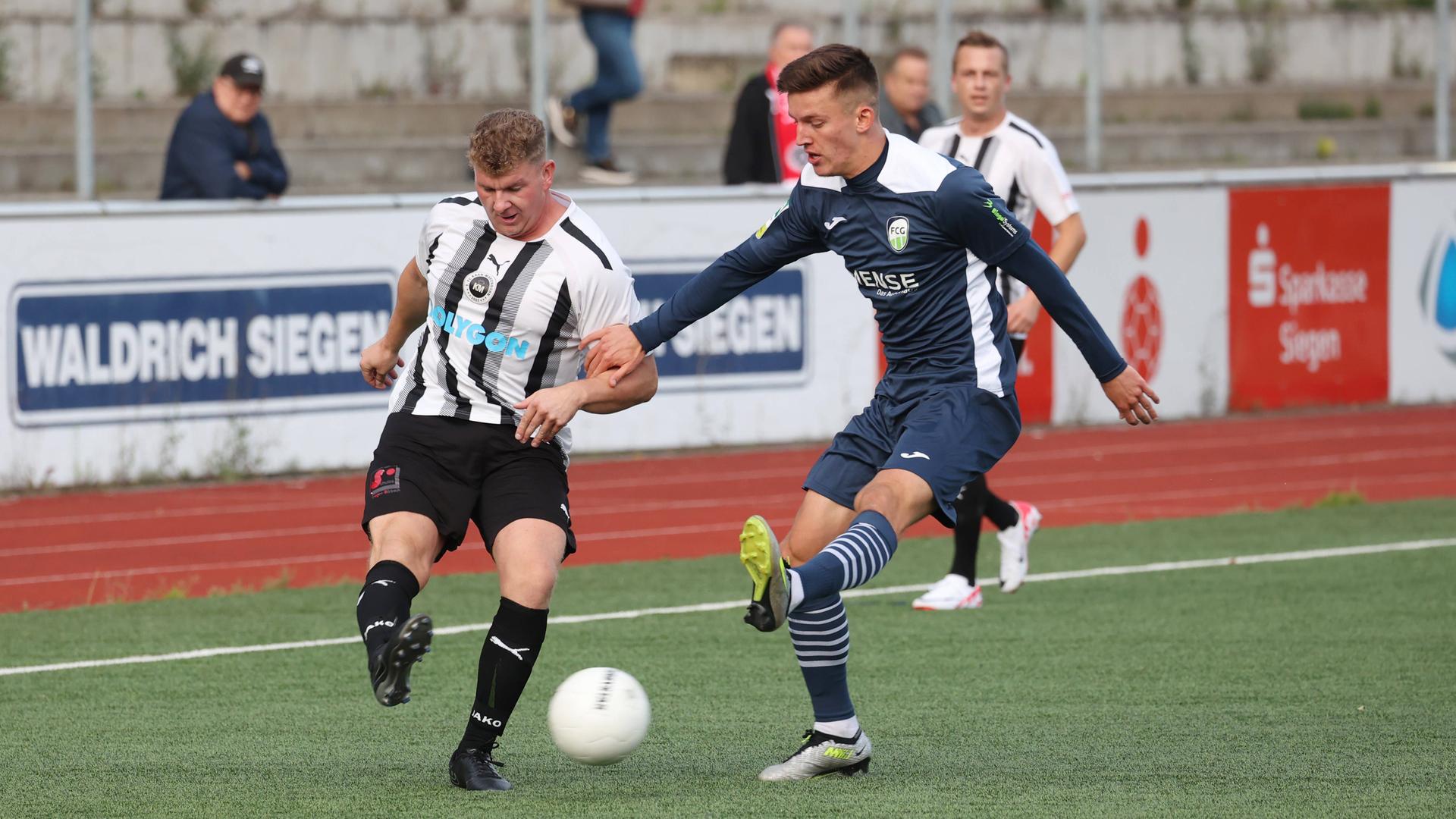 Mirko Kringe vom 1. FC Kaan-Marienborn (links) im Duell gegen Aleksandar Kandic vom FC Gütersloh im Westfalenpokal