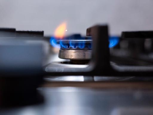 Eine Flamme ist an einem Gasherd in einer Küche zu sehen. Eine Flamme ist an einem Gasherd in einer Küche zu sehen.