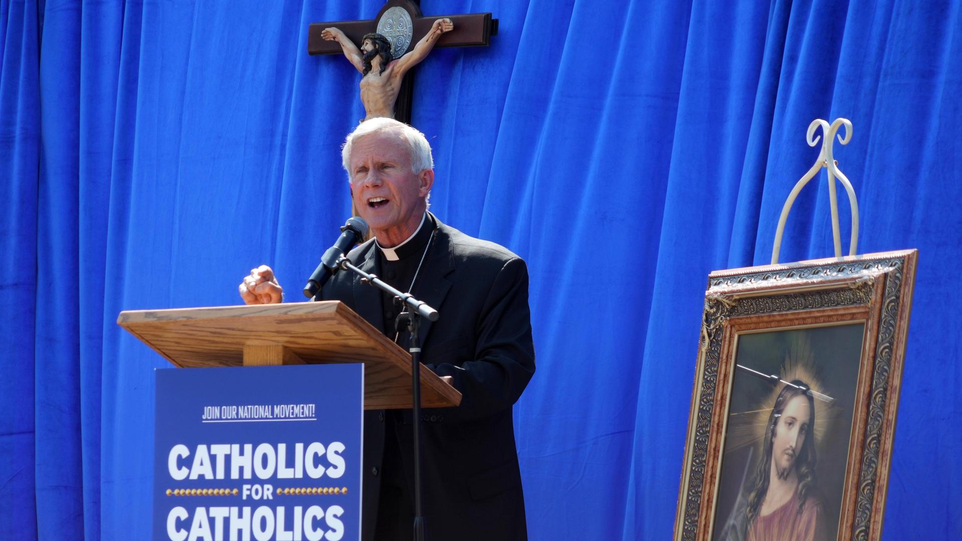 Der US-amerikanische katholische Bischof Joseph Strickland steht an einem Rednerpult.