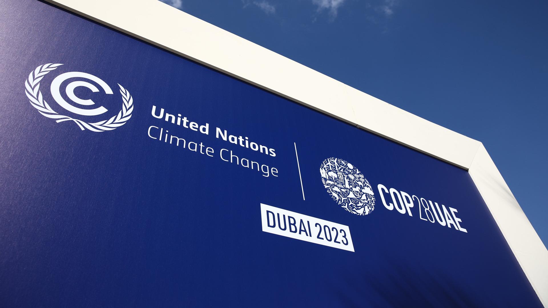 Das Logo der Weltklimakonferenz COP28 in Dubai vor blauem Himmel