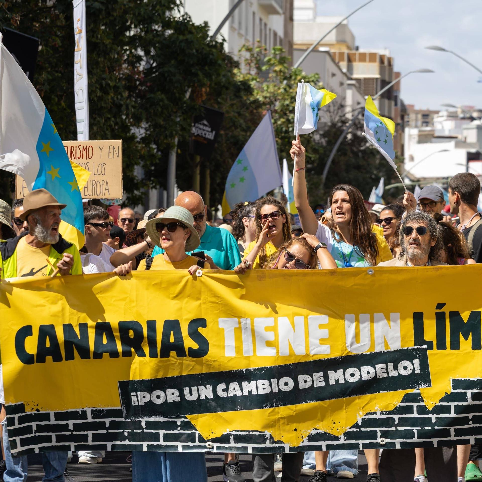 Auf Teneriffa sind Menschen in einem Demonstrationszug gegen die Auswüchse des Massentourismus zu sehen.
