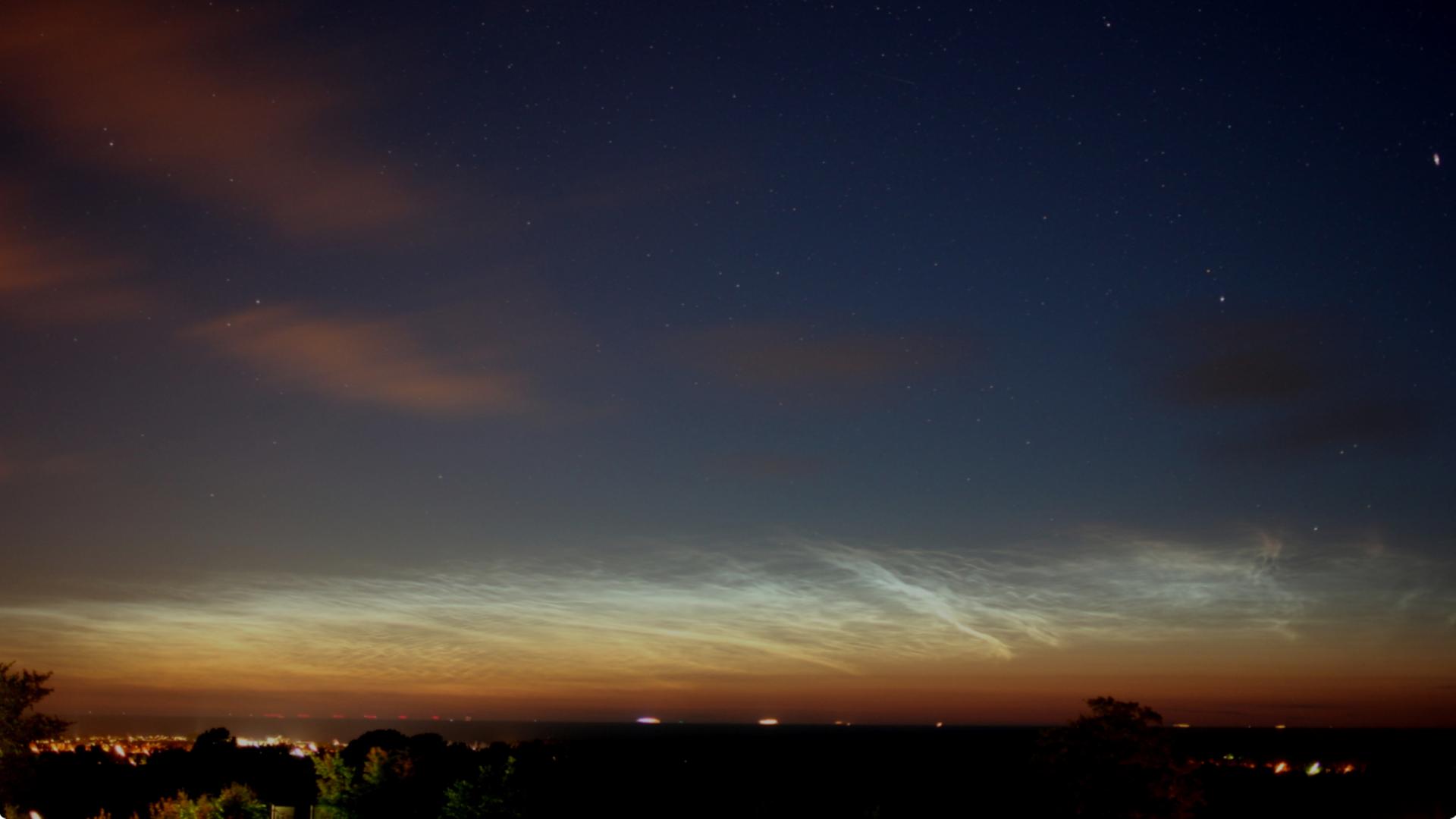 Sommerpracht: Himmel mit Mitternachtsdämmerung und leuchtenden Nachtwolken, aufgenommen von der Webcam des Instituts für Atmosphärenphysik in Kühlungsborn. Sommerpracht: Himmel mit Mitternachtsdämmerung und leuchtenden Nachtwolken, aufgenommen von der Webcam des Instituts für Atmosphärenphysik in Kühlungsborn.