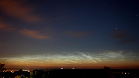 Sommerpracht: Himmel mit Mitternachtsdämmerung und leuchtenden Nachtwolken, aufgenommen von der Webcam des Instituts für Atmosphärenphysik in Kühlungsborn.