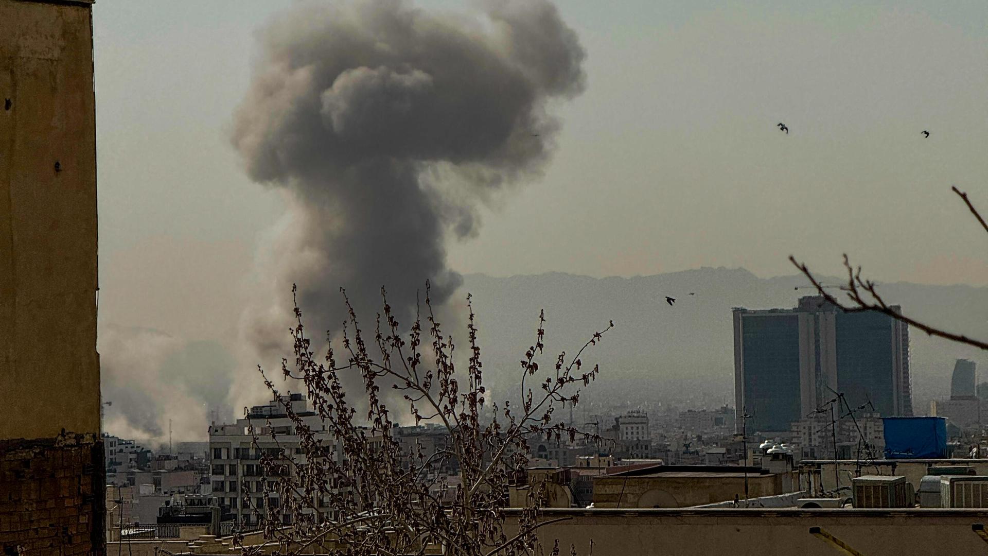 Über der iranischen Hauptstadt Teheran steigt Rauch auf. Über der iranischen Hauptstadt Teheran steigt Rauch auf.