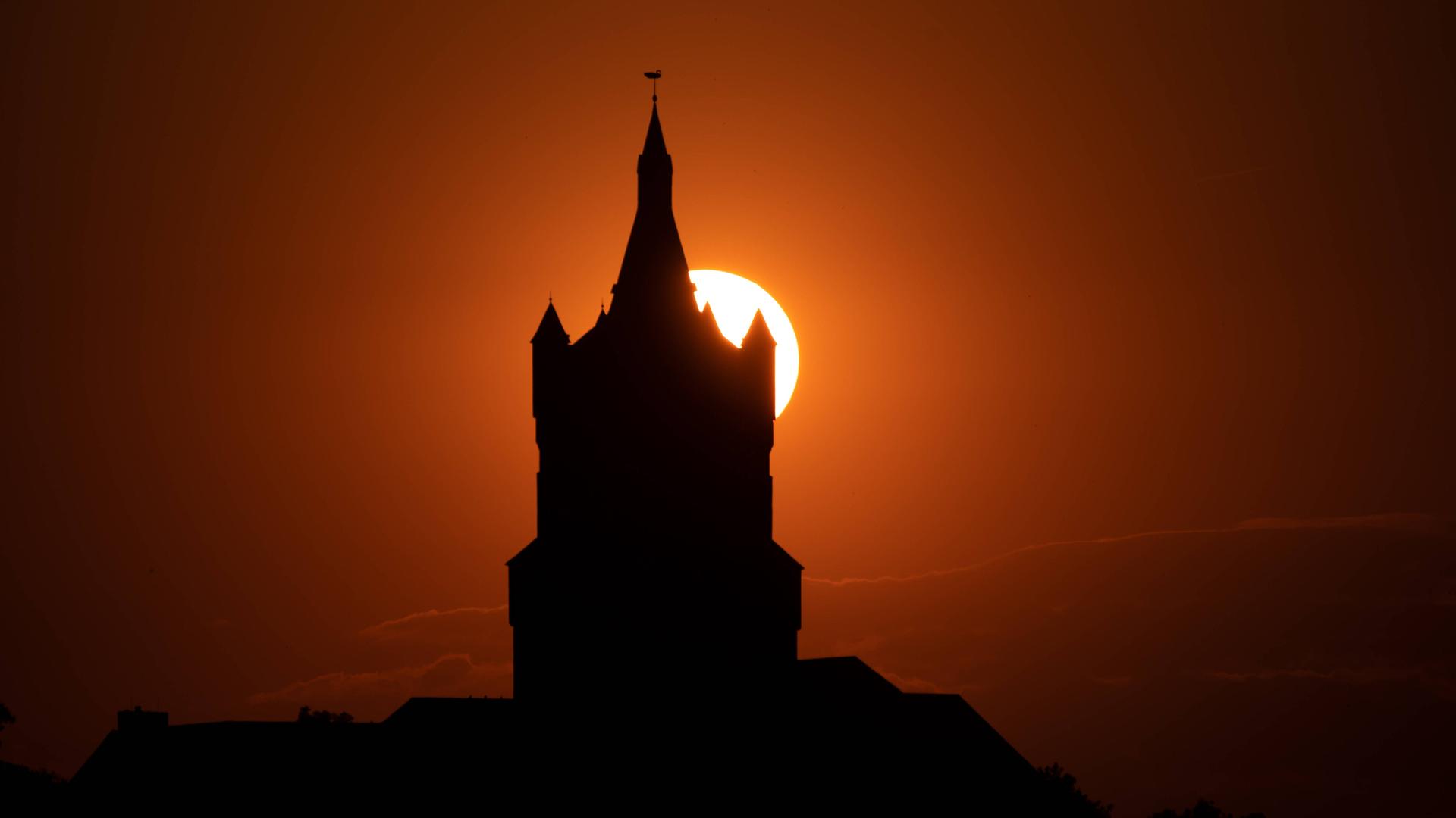 Die alte Schwanenburg in Kleve (NRW) bei Sonnenuntergang. Die alte Schwanenburg in Kleve (NRW) bei Sonnenuntergang.