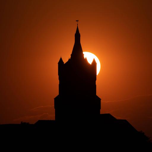 Die alte Schwanenburg in Kleve (NRW) bei Sonnenuntergang.