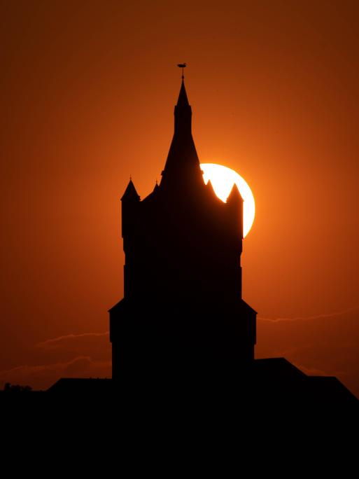Die alte Schwanenburg in Kleve (NRW) bei Sonnenuntergang.