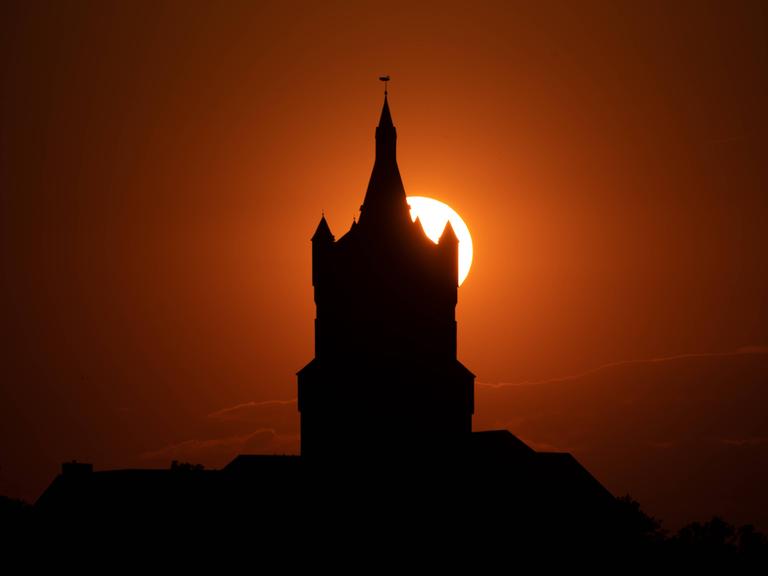 Die alte Schwanenburg in Kleve (NRW) bei Sonnenuntergang.