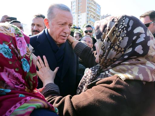  Recep Tayyip Erdogan trifft Erdbebenopfer am 11. Februar 2023 in Diyarbakir.
