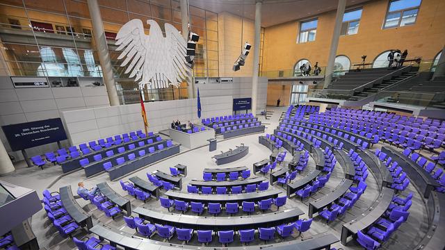 Leerer Plenarsaal im Bundestag.