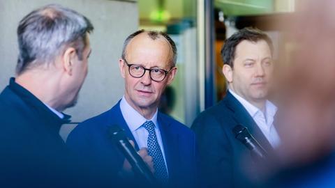 Markus Söder, Ministerpräsident von Bayern, Friedrich Merz, Unions-Kanzlerkandidat und CDU-Bundesvorsitzender, und Lars Klingbeil, SPD-Fraktionsvorsitzender, geben vor Beginn der Fortsetzung der Koalitionsverhandlungen von Union und SPD ein Statement.
