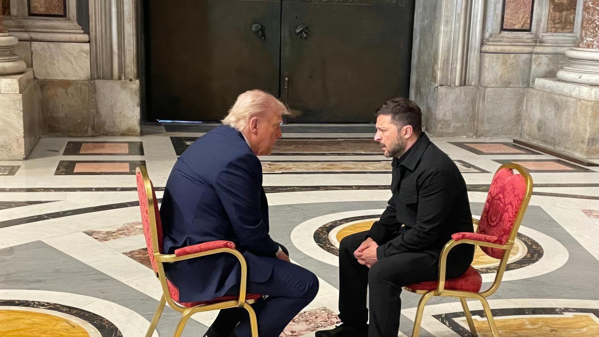 Selenskyj (r.) trifft US-Präsident Donald Trump (l.) während der Beerdigung von Papst Franziskus im Petersdom in der Vatikanstadt.