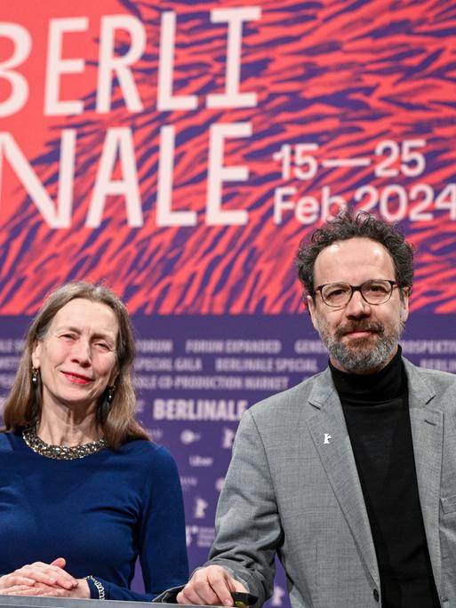 Das Leitungs-Duo der Berlinale, Mariette Rissenbeek, Geschäftsführerin, und Carlo Chatrian, künstlerischer Direktor, stehen vor Beginn der Pressekonferenz zur Vorstellung Bekanntgabe des Berlinale-Programms 2024 mit Merchandiseartikeln der Berlinale auf der Bühne.