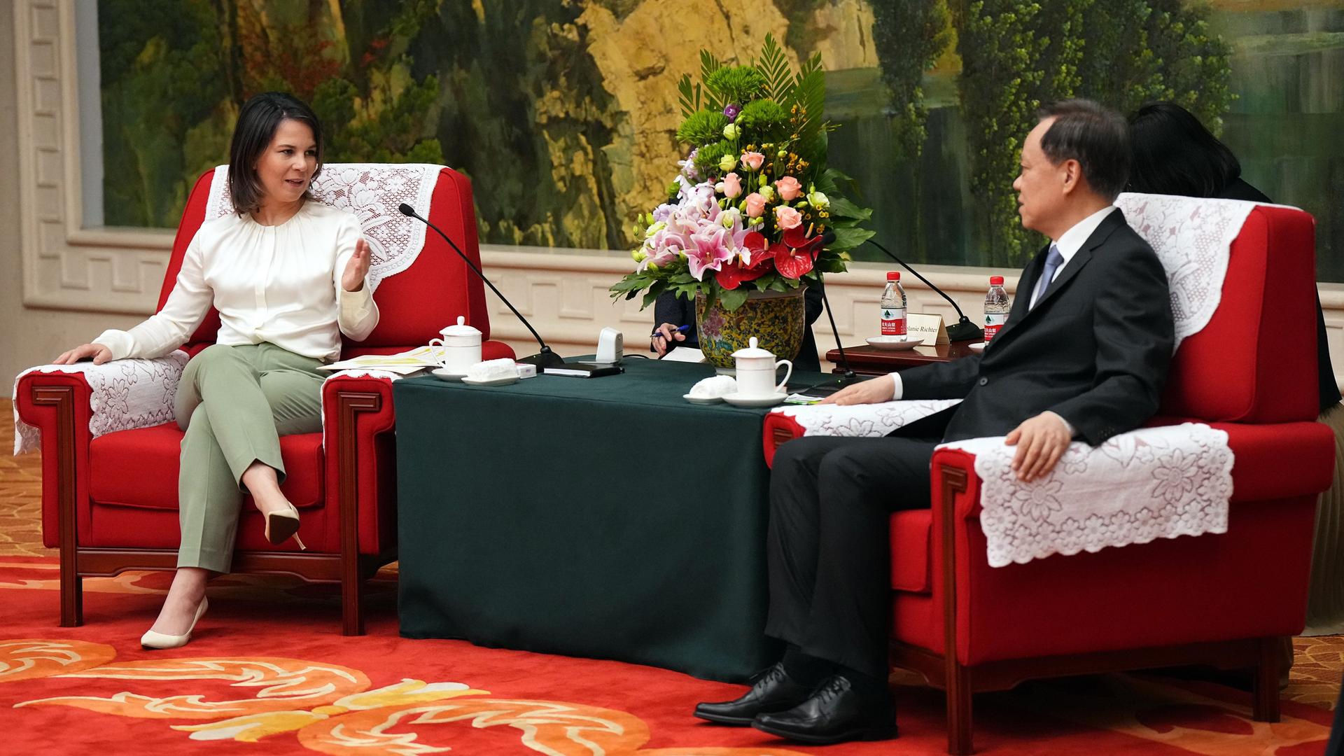 Tianjin: Außenministerin Annalena Baerbock (l,) und Chen Min'er (r), Parteisekretär der Stadt Tianjin, unterhalten sich im Saal des Gästehauses.