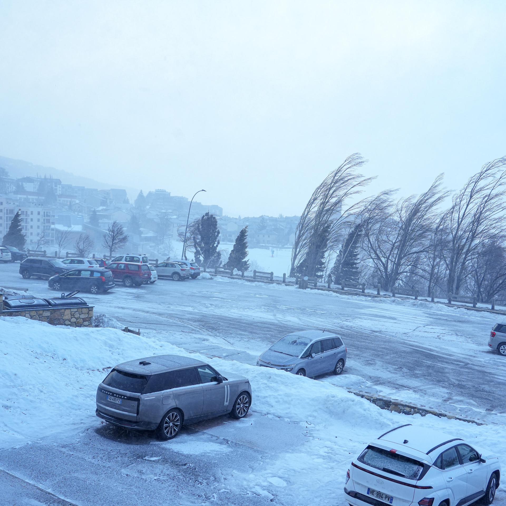 Unwetter - Regenfälle und Stürme: Autobahnbrücke in Portugal teilweise eingestürzt - ein Toter in Frankreich