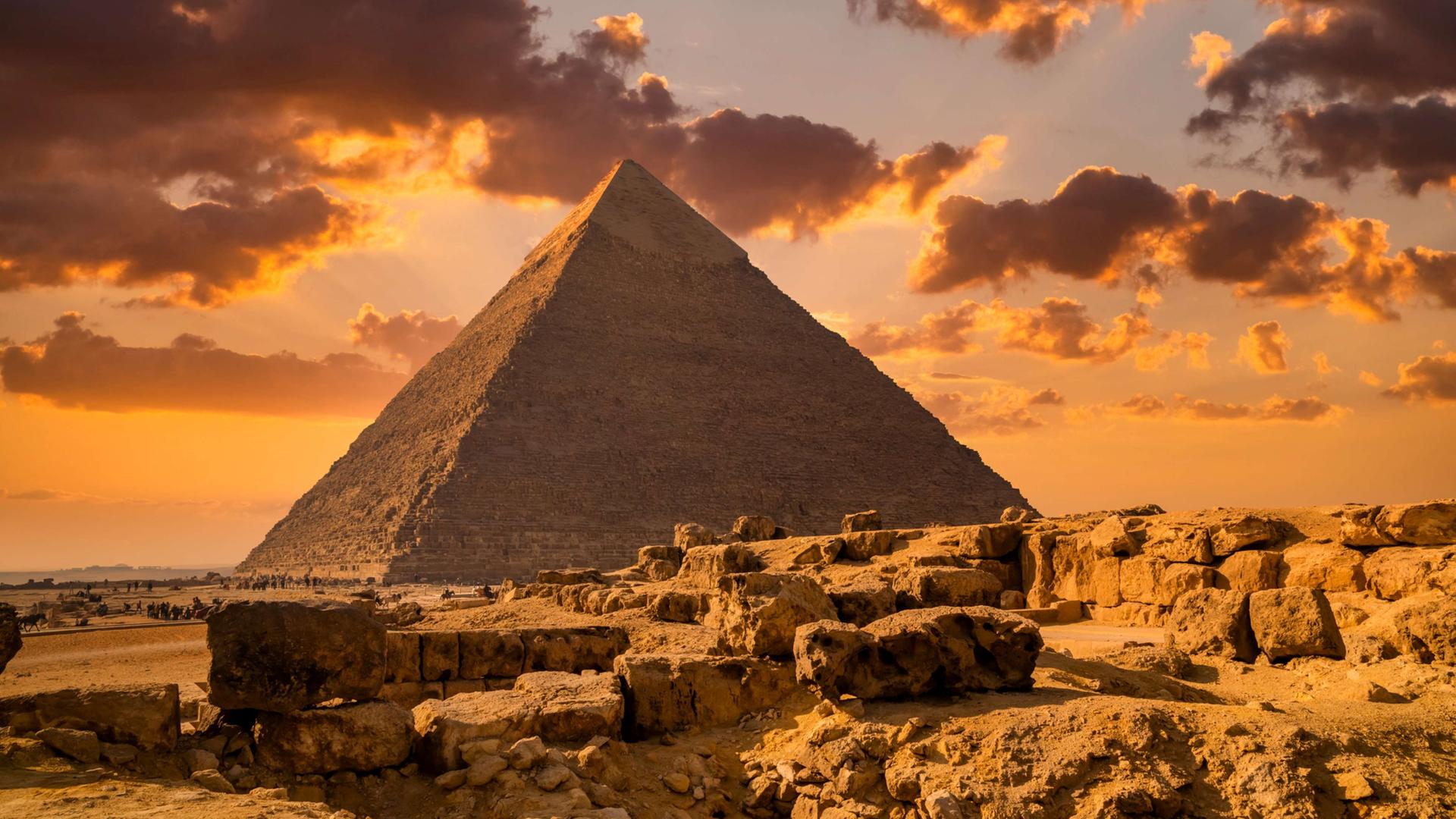 Die "Große Pyramide" von Cheops bei Sonnenuntergang. Die "Große Pyramide" von Cheops bei Sonnenuntergang.