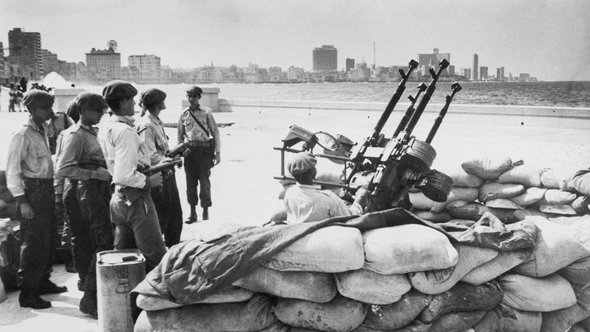 Kubanische Soldaten stehen neben einem Artilleriegeschütz in Havana.