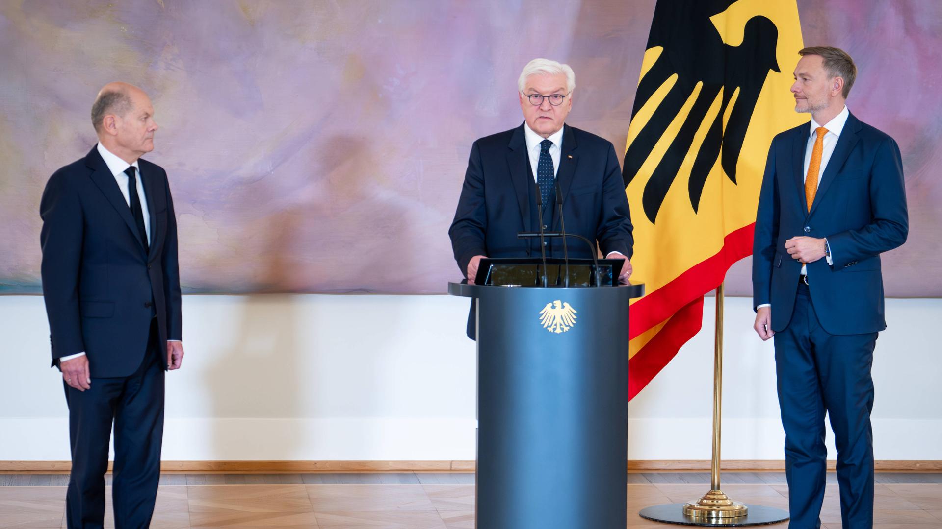 Bundespraesident Frank-Walter Steinmeier uebergibt Christian Lindner die Entlassungsurkunde.