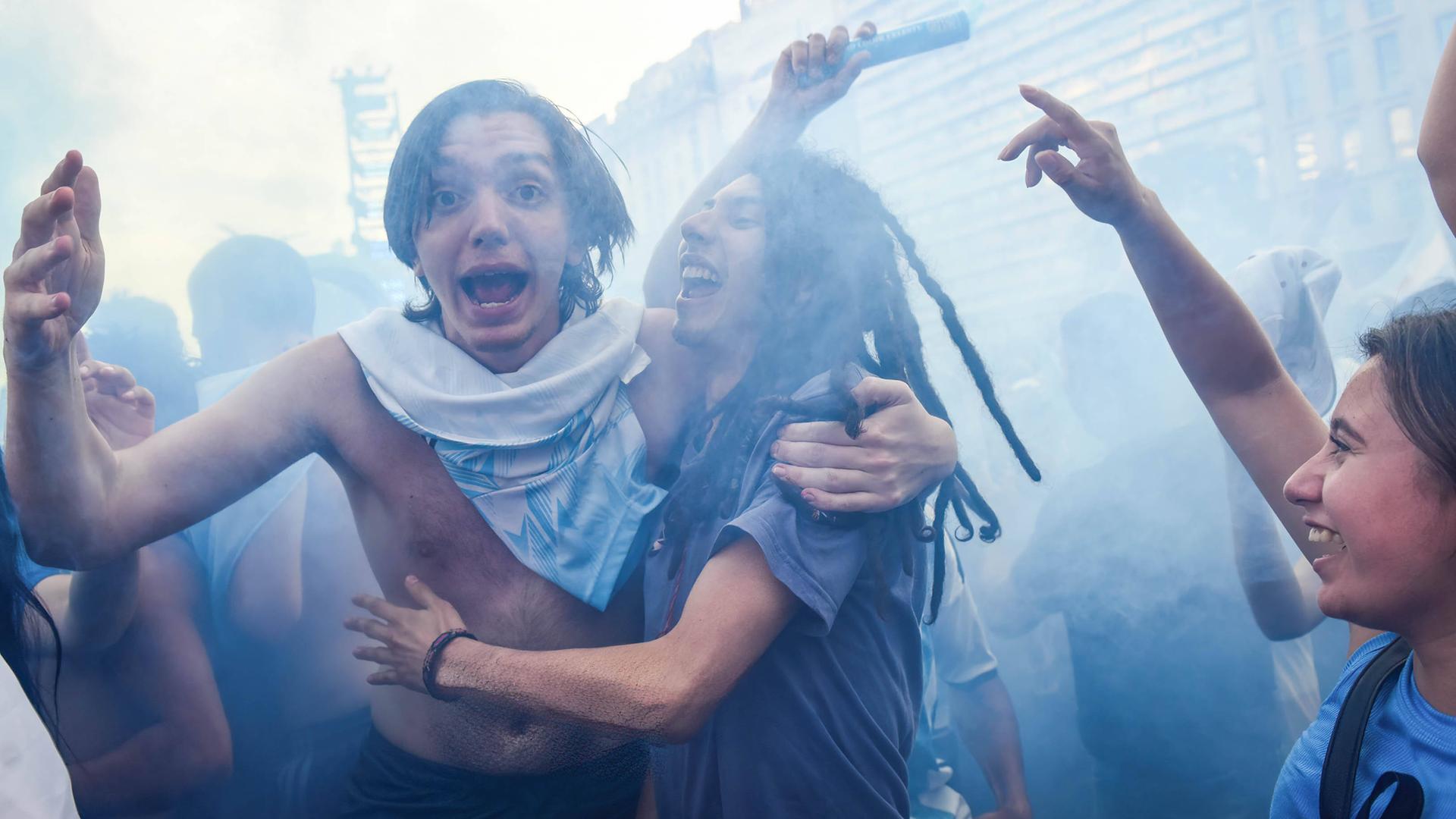 Fans in Buenos Aires feiern den Einzug der argentinischen Fußball-Nationalmannschaft ins WM-Finale. Fans in Buenos Aires feiern den Einzug der argentinischen Fußball-Nationalmannschaft ins WM-Finale.