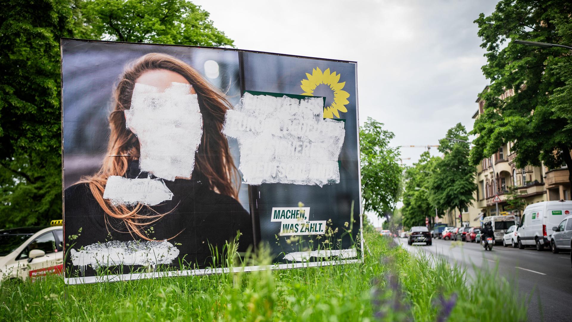 Ein Plakat mit dem Bild von Terry Reintke, Spitzenkandidatin der Grünen für die Europawahl, ist mit weißer Farbe überstrichen worden.