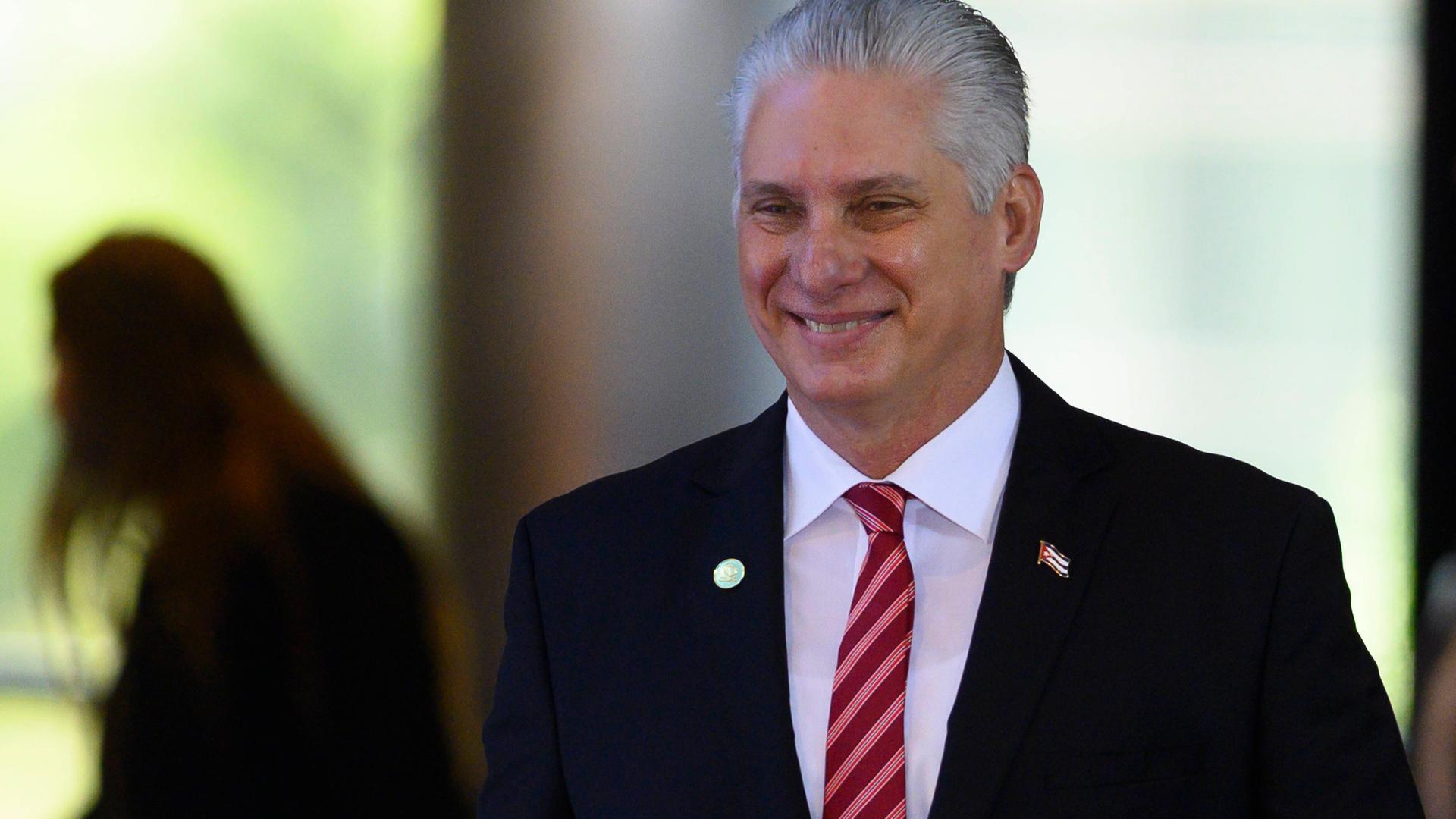 Der kubanische Präsident Diaz-Canel lächelt.