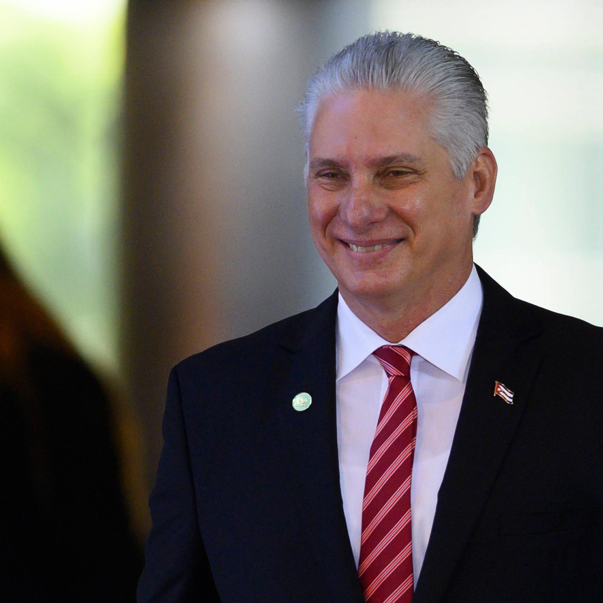 Der kubanische Präsident Diaz-Canel lächelt.
