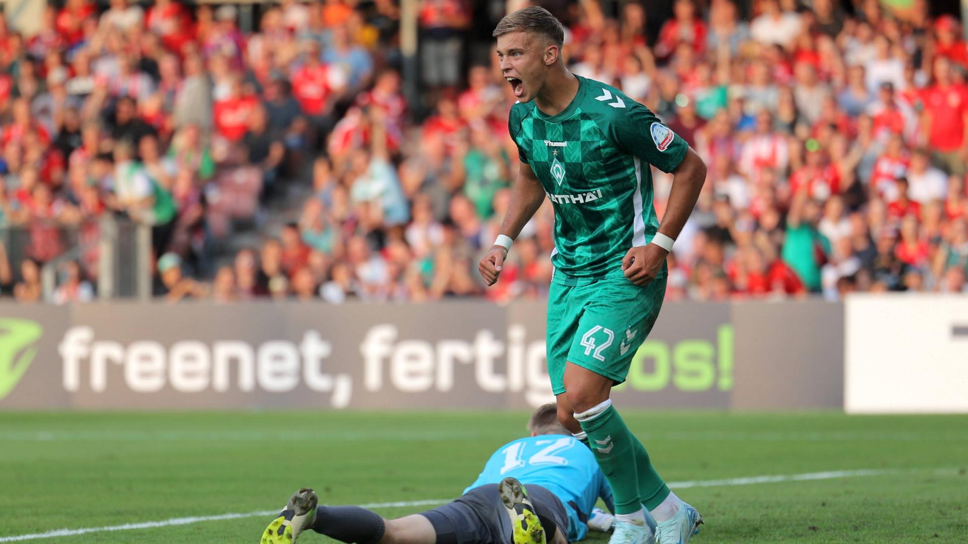 Fußballspieler Keke Topp jubelt nach einem Tor. Fußballspieler Keke Topp jubelt nach einem Tor.