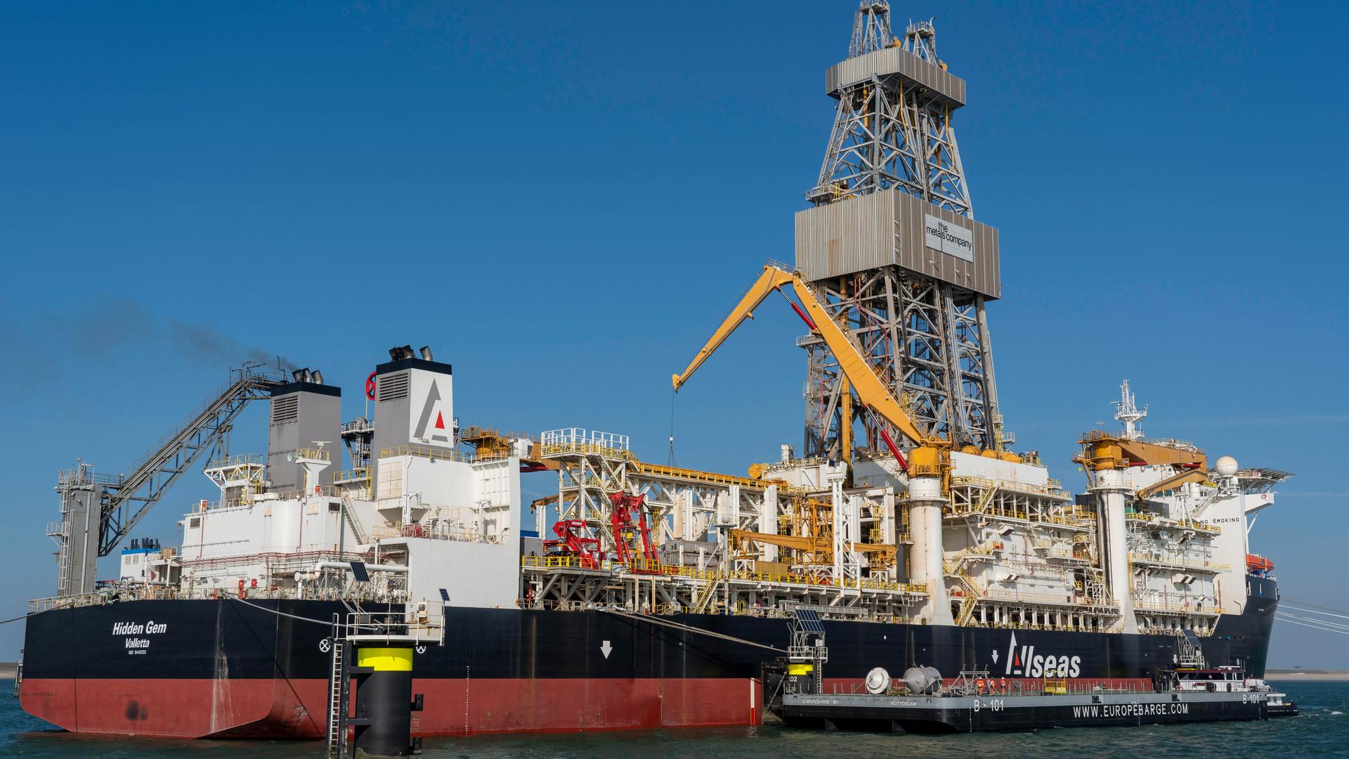 Ein Bohrschiff in einem Seehafen. Ein Bohrschiff in einem Seehafen.