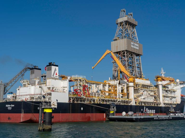 Ein Bohrschiff in einem Seehafen.