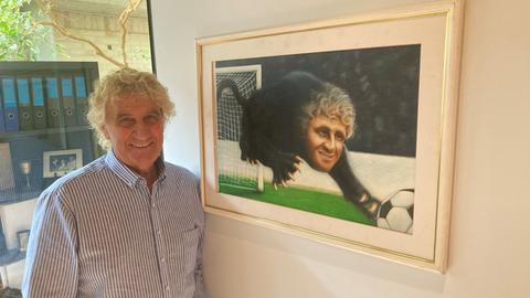 Der ehemalige Fußball-Torhüter in seinem Museum in Beveren