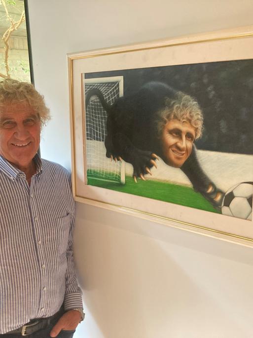 Der ehemalige Fußball-Torhüter in seinem Museum in Beveren