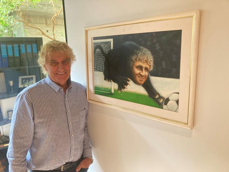 Der ehemalige Fußball-Torhüter in seinem Museum in Beveren