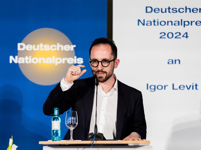 Igor Levit, Pianist, spricht bei der Verleihung des Deutschen Nationalpreises 2024, mit dem er ausgezeichnet wird, in der Französischen Friedrichstadtkirche.